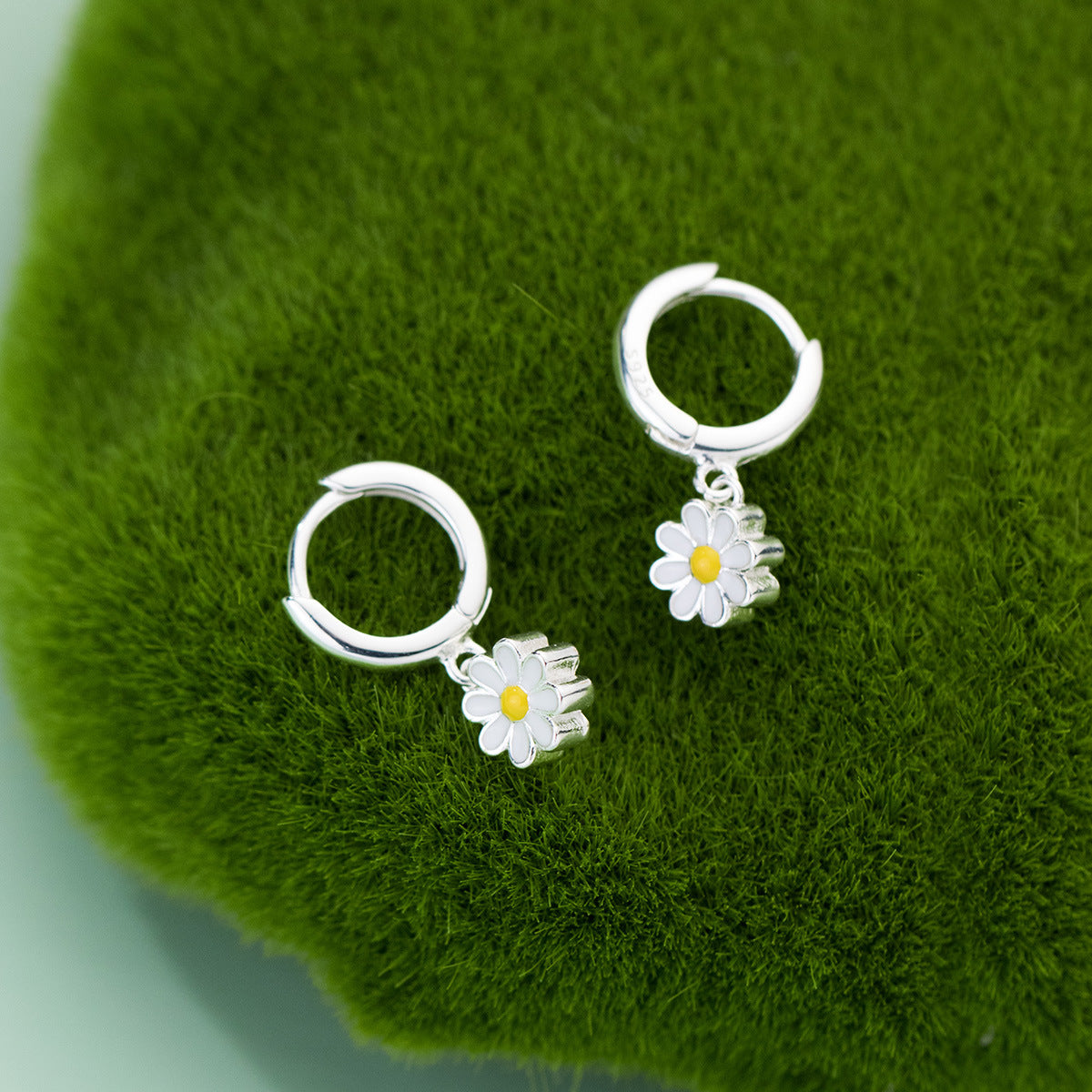 Women's Short Daisy Earrings